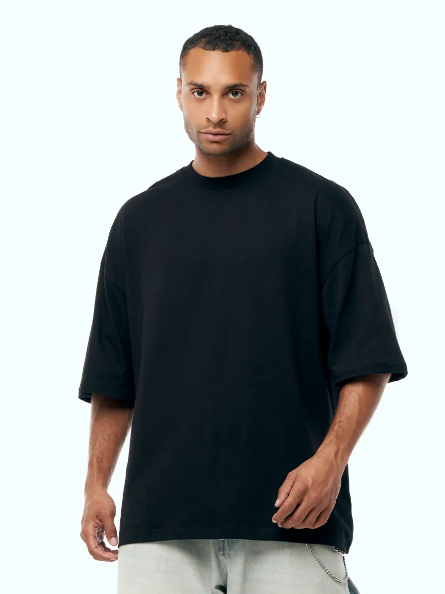 Чёрная футболка oversize на модели — фото поставщика